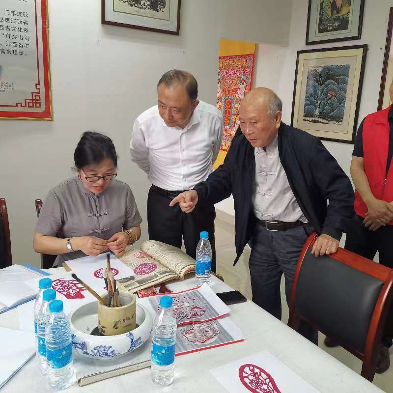 图为何剑锋在调研中